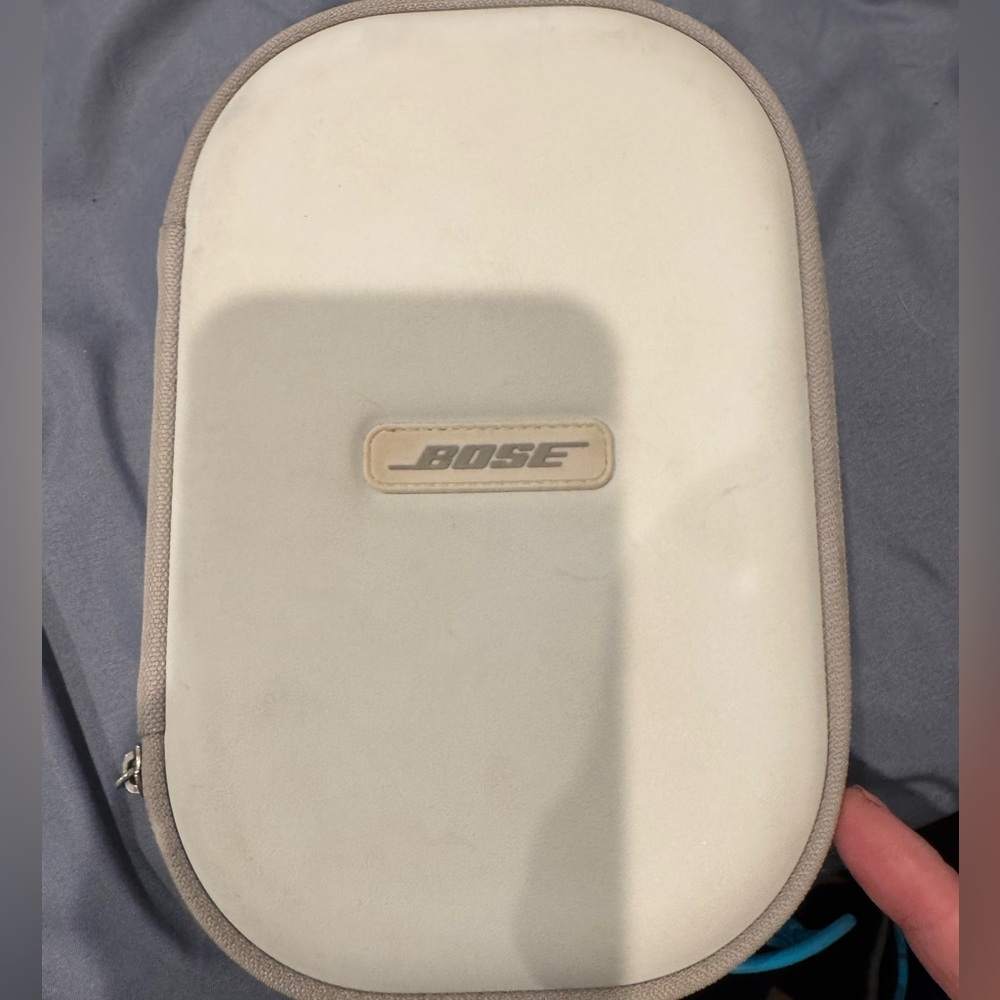 Bose Silver and White Over-Ear Headphones - Picture 6 of 6